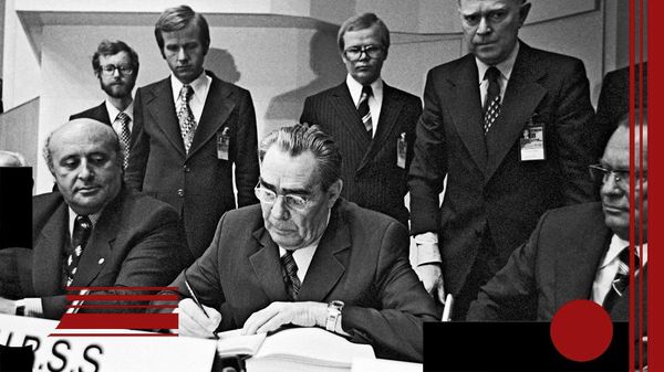Л.И. Брежнев подписывает Заключительный Акт Совещания по безопасности и сотрудничеству в Европе. Хельсинки, 1 августа 1975 года 