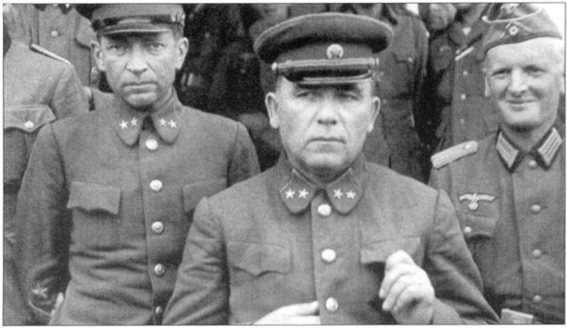 Командующий 12-й армией РККА генерал-майор Павел Понеделин (в центре) и командир 13-го стрелкового корпуса 12-й армии генерал-майор Николай Кириллов в плену. Район Умани. Август 1941 года - РИА Новости, 1920, 03.08.2026