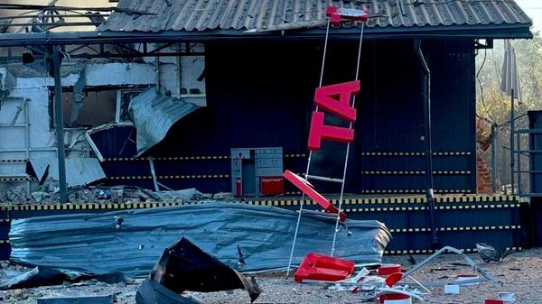 Грузовое отделение Новой почты в Прилуках Черниговской области уничтожено в результате прилета, — сообщает компания