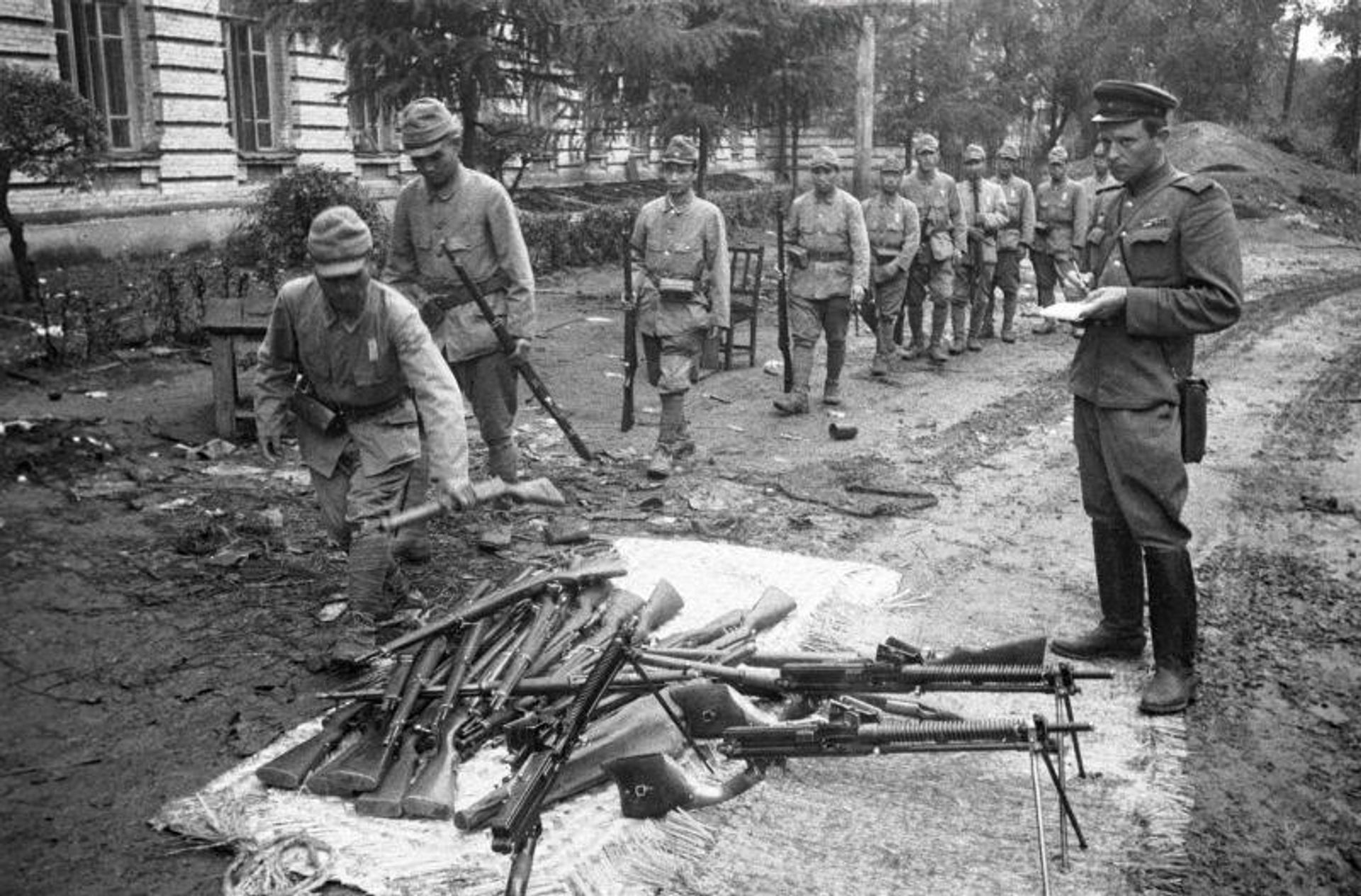 Японские солдаты сдают оружие советскому офицеру. Харбин, 28 августа 1945 года Японские солдаты сдают оружие советскому офицеру. Харбин, 28 августа 1945 года - РИА Новости, 1920, 04.08.2026