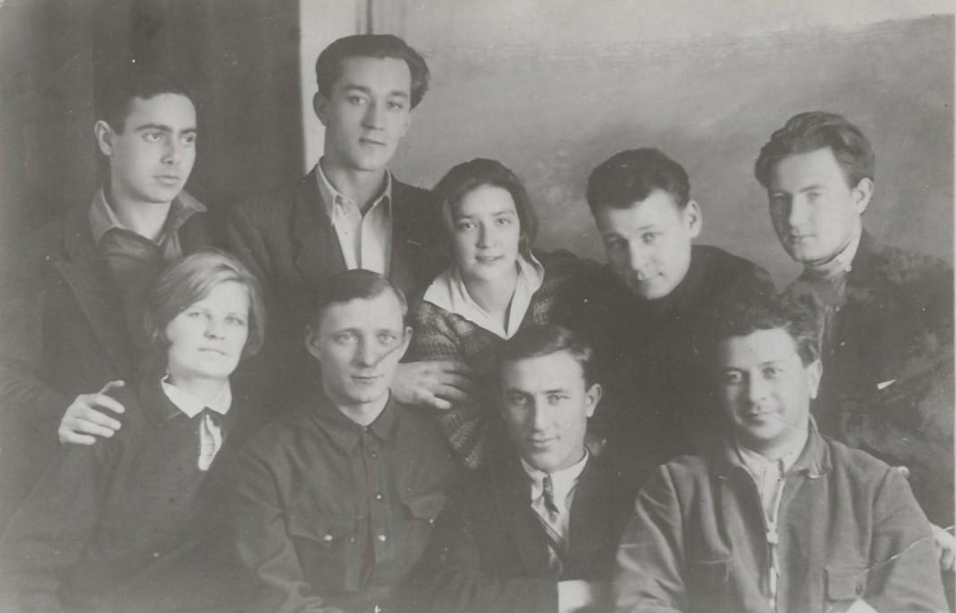 Павел Миф (справа внизу) среди сотрудников Коминтерна. 1934 или 1935 год - РИА Новости, 1920, 05.08.2026