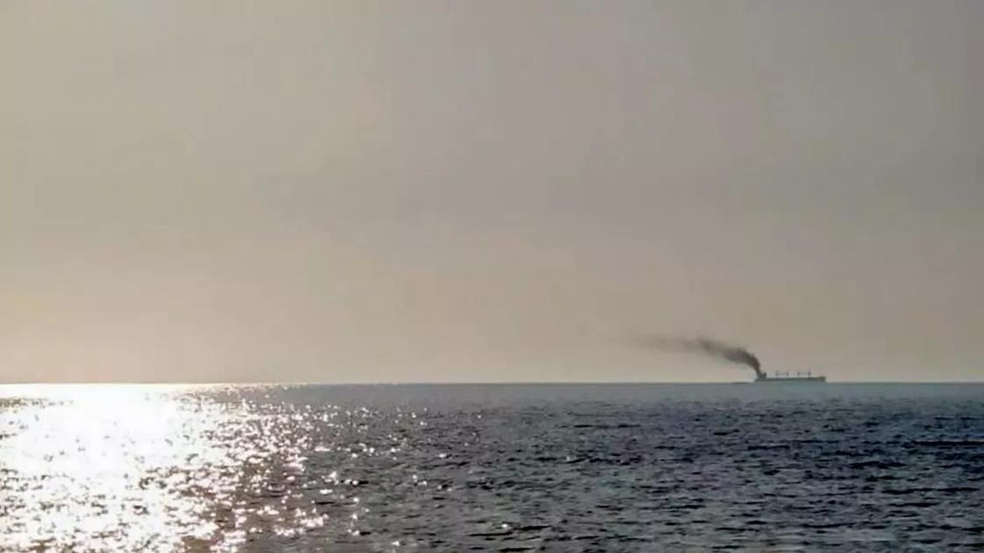 Пожар на судне с военным грузом для ВСУ в Черном море - РИА Новости, 1920, 14.08.2026