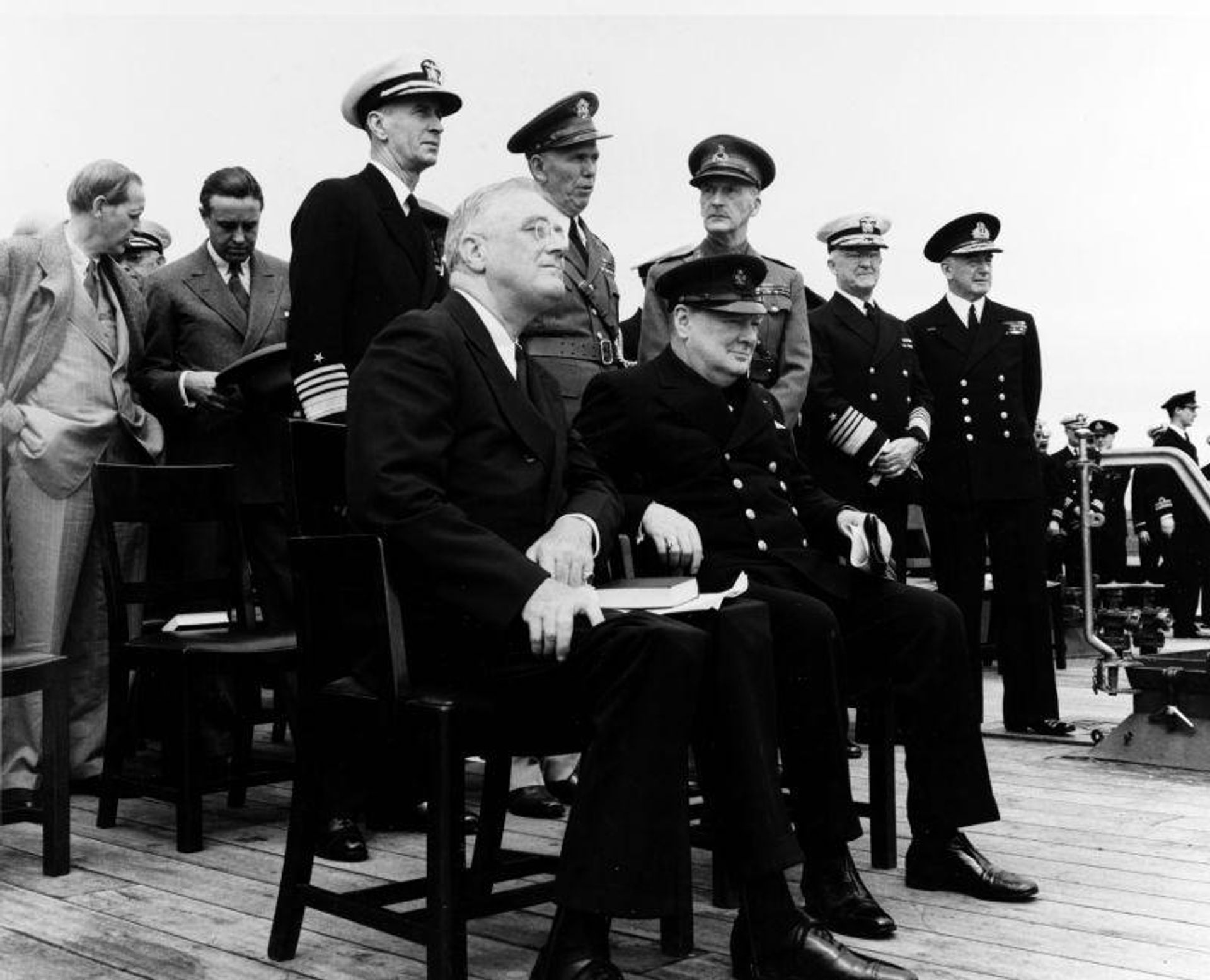 Франклин Рузвельт и Уинстон Черчилль на борту линкора Prince of Wales, 10 августа 1941 года. Слева разговаривают Гарри Гопкинс и Аверелл Гарриман. Франклин Рузвельт и Уинстон Черчилль на борту линкора Prince of Wales, 10 августа 1941 года. Слева разговаривают Гарри Гопкинс и Аверелл Гарриман. - РИА Новости, 1920, 14.09.2026