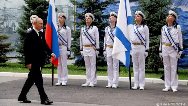 Президент РФ, верховный главнокомандующий ВС РФ Владимир Путин прибыл к Главному Адмиралтейству в Санкт-Петербурге, где проведет встречу с командованием в День Военно-морского флота