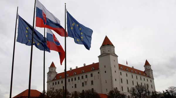 Флаги Словакии и Евросоюза перед зданием парламента в Братиславе Флаги Словакии и Евросоюза перед зданием парламента в Братиславе