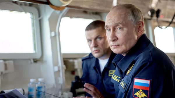 Президент России Владимир Путин на ракетном крейсере Варяг во время завершающей стадии учений Тихоокеанского флота