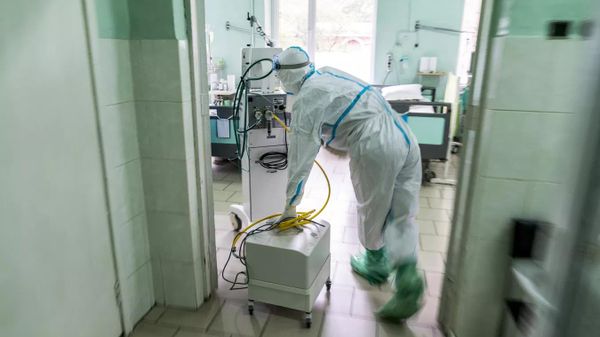 Врач в отделении интенсивной терапии в больнице на Украине
