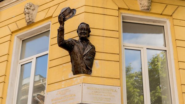 Памятник Богдану Ступке в Киеве Памятник Богдану Ступке в Киеве