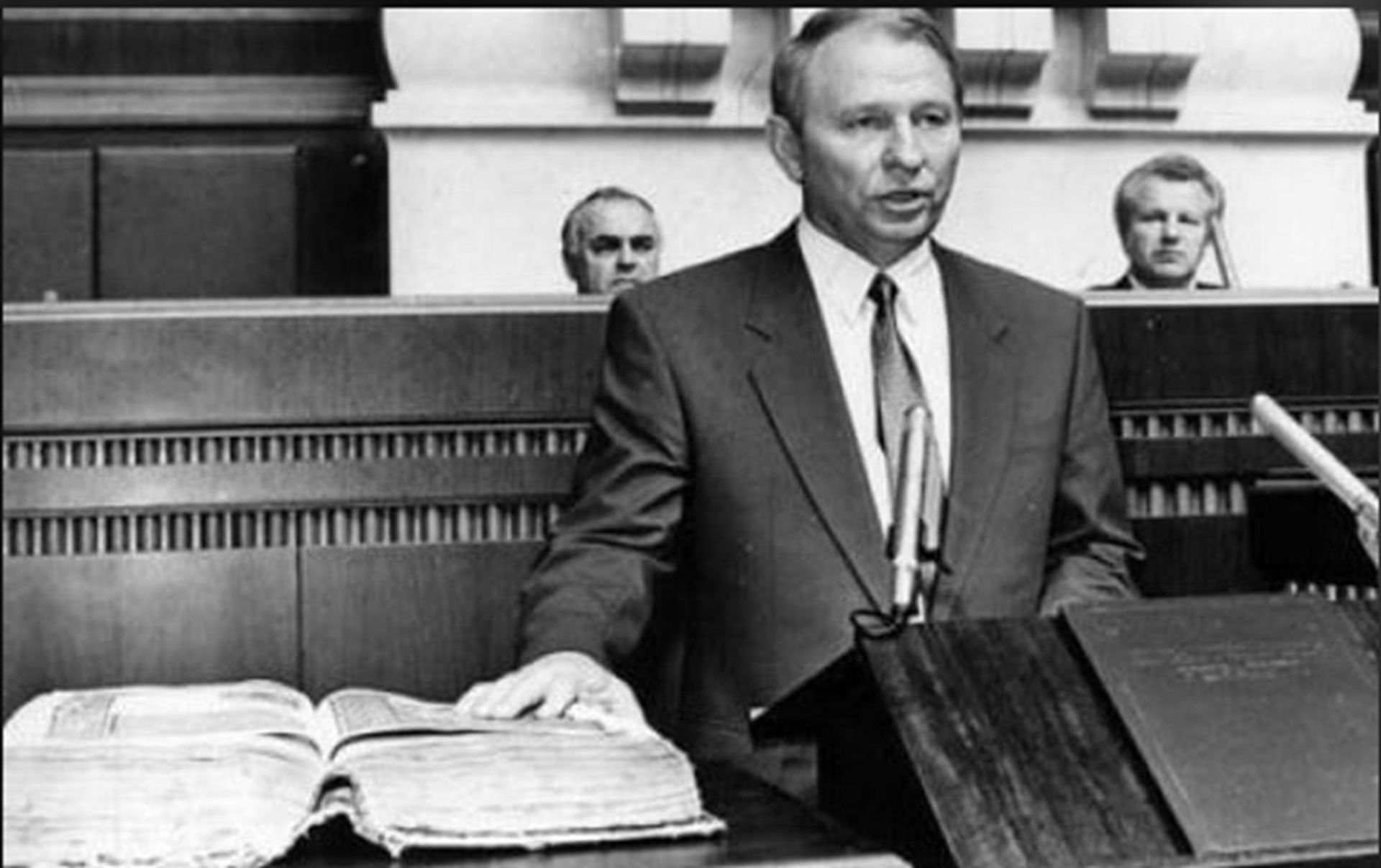 Леонид Кучма принимает присягу президента, 19 июля 1994 года (на заднем плане первый зампред Верховной Рады Александр Ткаченко и председатель Рады Александр Мороз) - РИА Новости, 1920, 24.08.2026