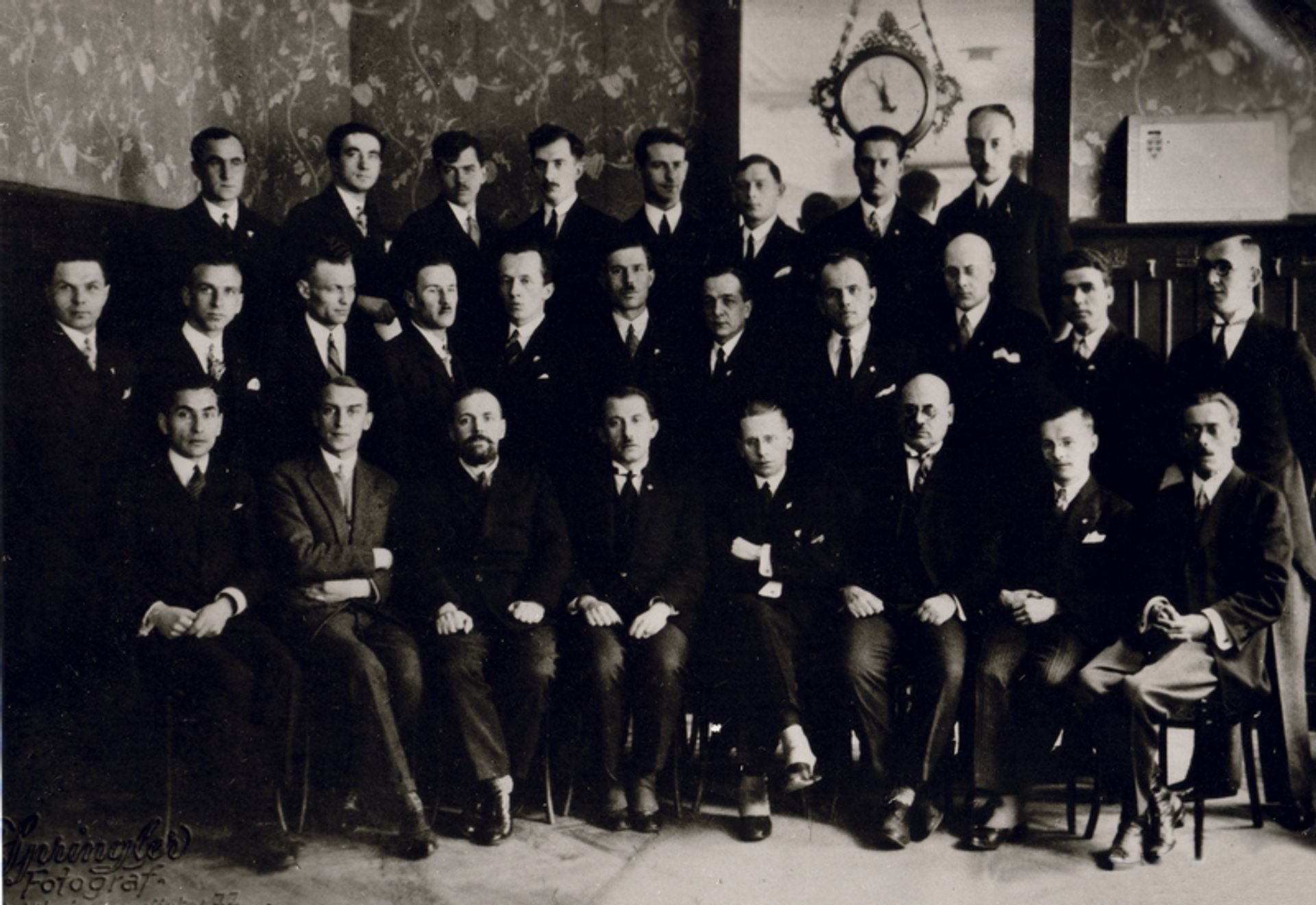 Участники Первого Конгресса украинских националистов. Вена, 1929 год. В первом ряду в центре - Евгений Коновалец и Николай Сциборский  - РИА Новости, 1920, 26.08.2026