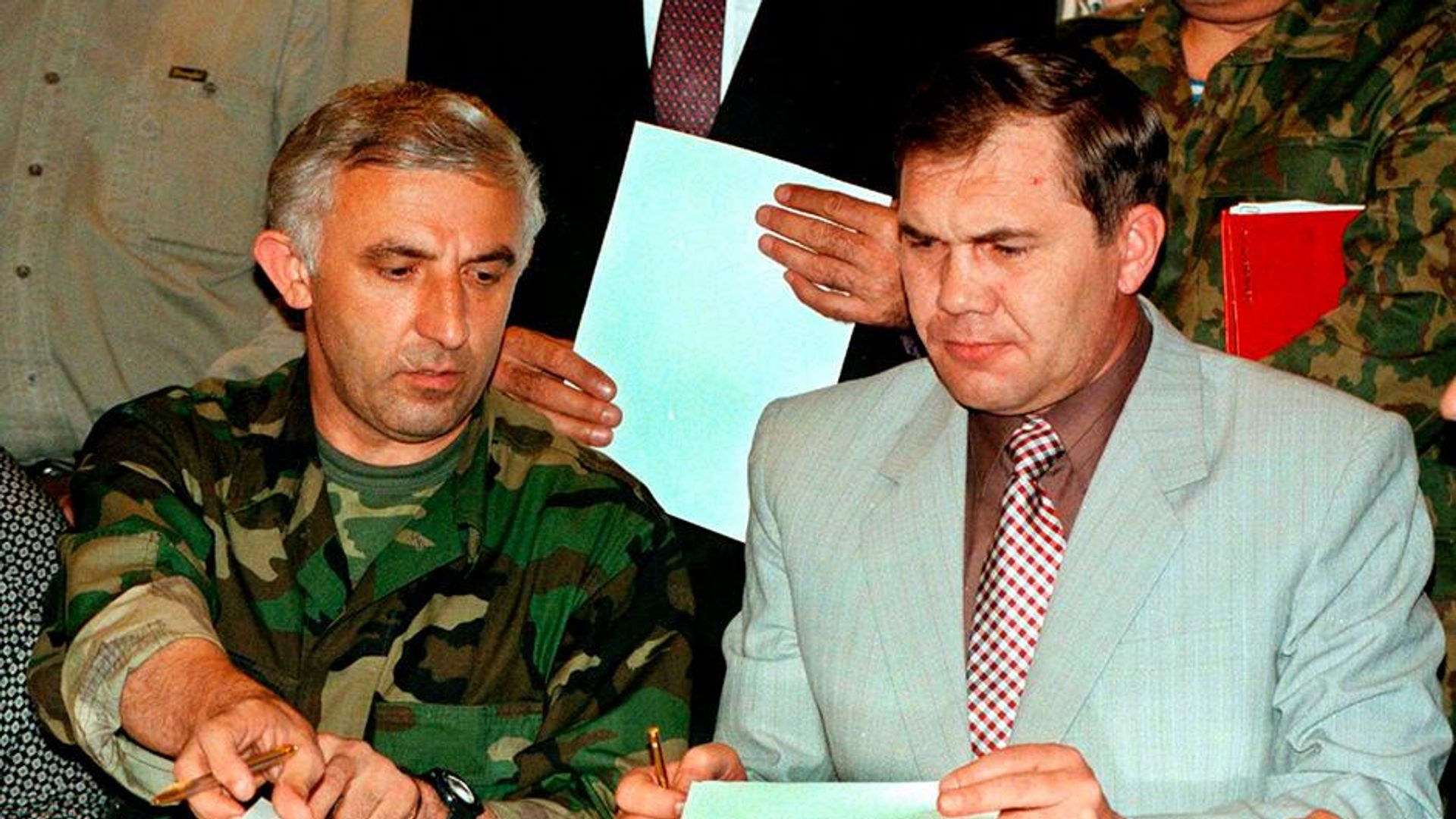 Аслан Масхадов и Александр Лебедь во время переговоров в Хасавюрте Аслан Масхадов и Александр Лебедь во время переговоров в Хасавюрте - РИА Новости, 1920, 31.08.2026