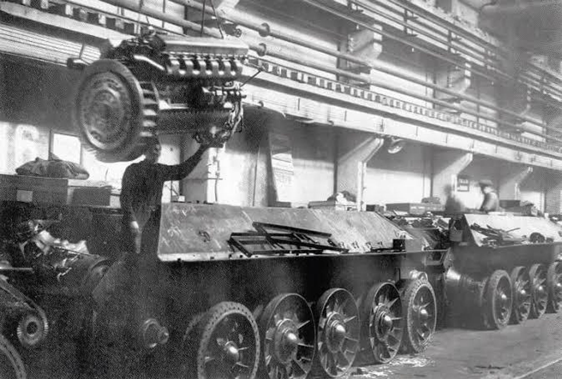 Установка двигателя В-2 на танк Т-34. Завод №183 в Нижнем Тагиле (ныне - Уралвагонзавод)  - РИА Новости, 1920, 19.10.2026