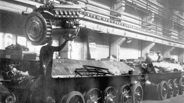 Установка двигателя В-2 на танк Т-34. Завод №183 в Нижнем Тагиле (ныне - Уралвагонзавод) 