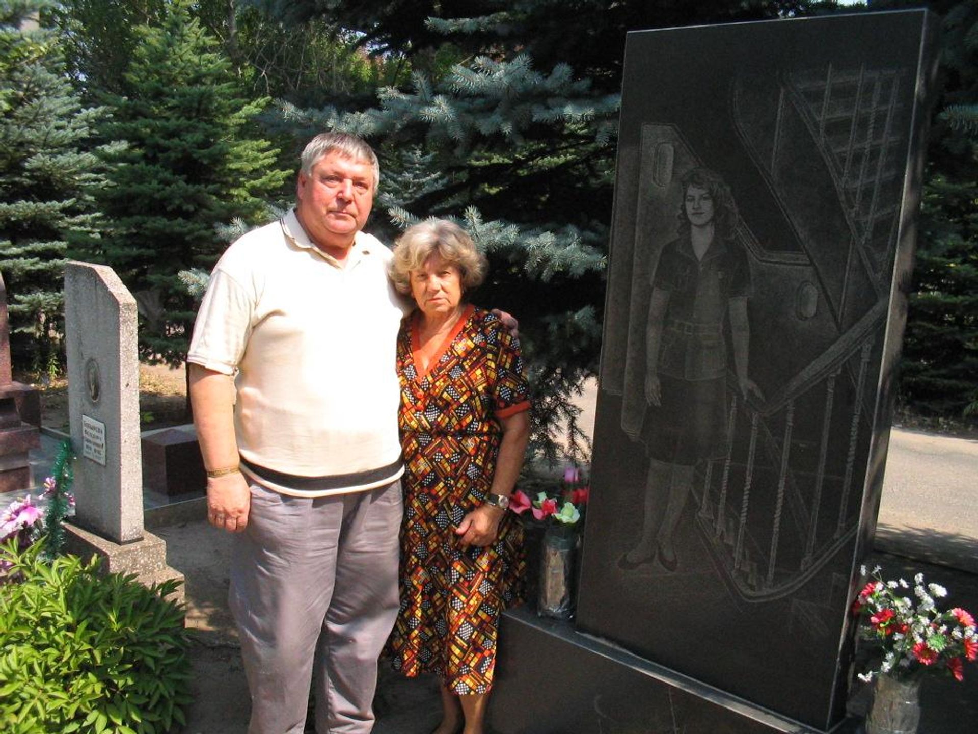 Родители бортпроводницы Адмирала Нахимова Елены Кучеренко на могиле дочери - РИА Новости, 1920, 29.08.2026