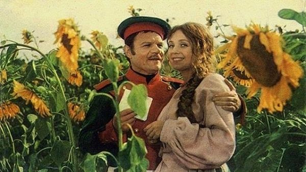 Михаил Пуговкин (в роли денщика Шельменко) и Марина Полбенцева (в роли Мотри). Кадр из фильма Шельменко-денщик, 1971 год