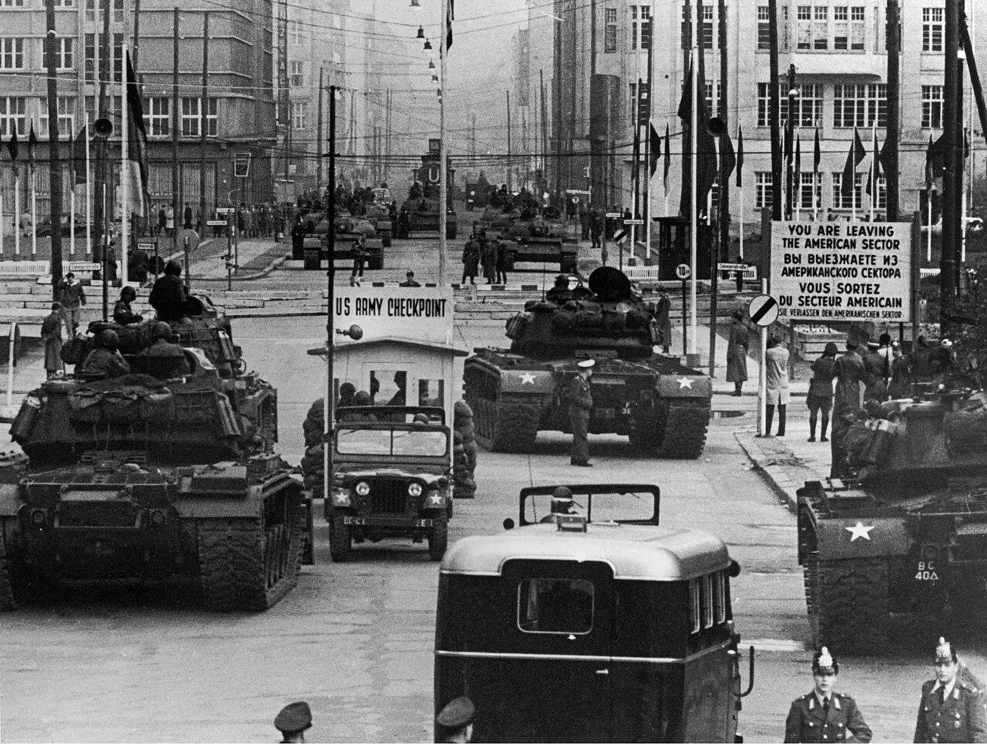М48 против Т-55 на КПП Чарли. Берлинский кризис, октябрь 1961  - РИА Новости, 1920, 02.09.2026