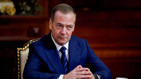 Заместитель председателя Совета безопасности РФ Дмитрий Медведев дает интервью журналистам газеты Ведомости Заместитель председателя Совета безопасности РФ Дмитрий Медведев дает интервью журналистам газеты Ведомости