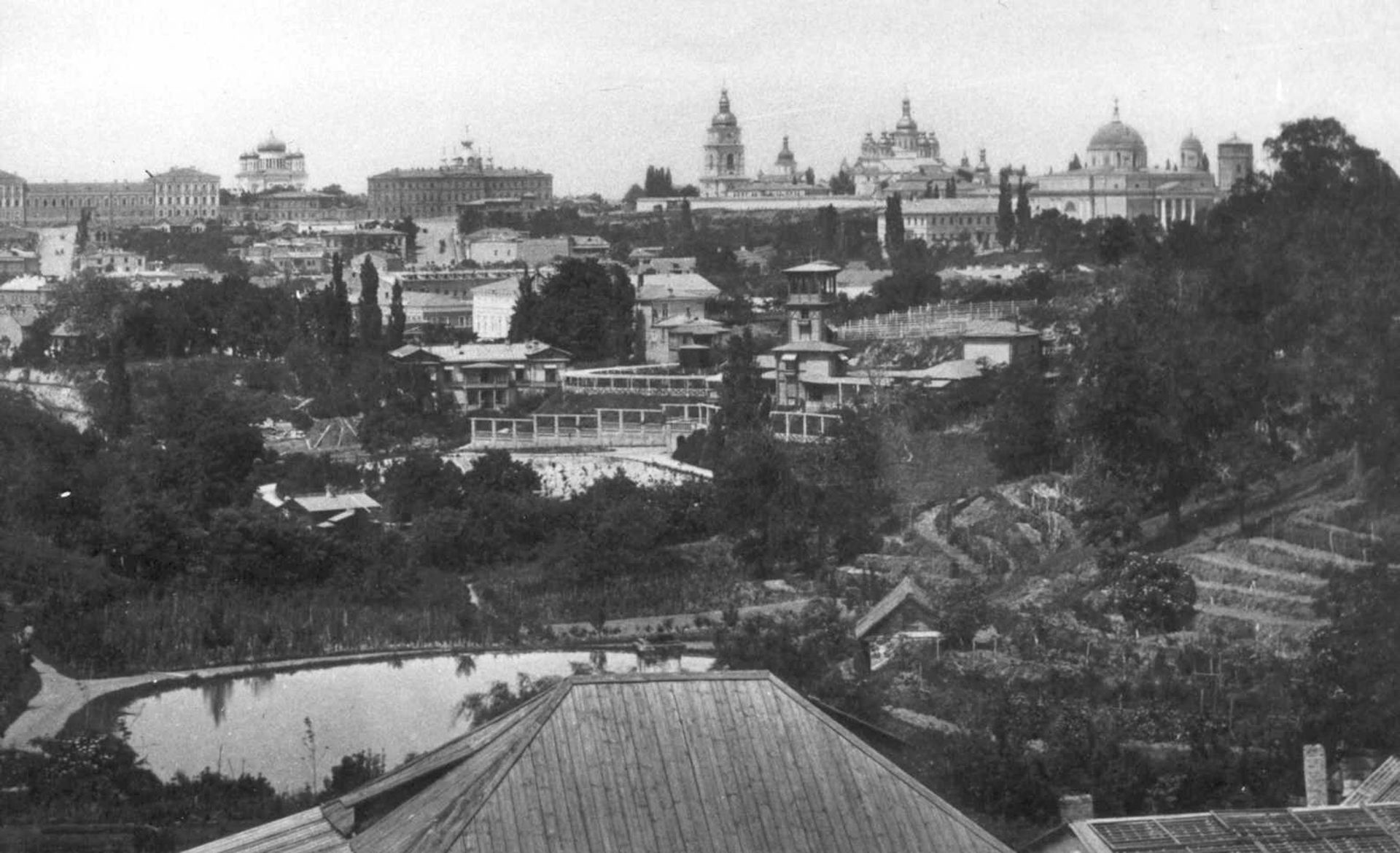 Вид на усадьбу Меринга с Печерского холма. На горизонте (гребень Старокиевского холма): Десятинная церковь, София Киевская, Михайловский Златоверхий монастырь, Александровский костёл. Между 1872 и 1876 годом - РИА Новости, 1920, 14.09.2026