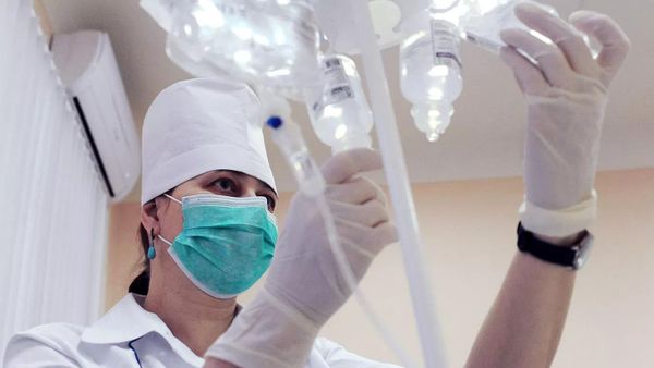 Медицинская сестра подготавливает лекарственные препараты