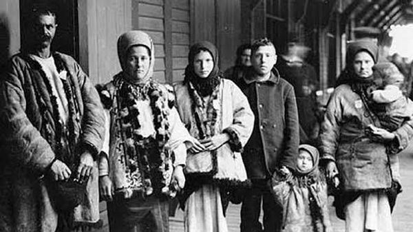 Галицкие переселенцы на железнодорожной станции в провинции Квебек, Канада, 1911 год 