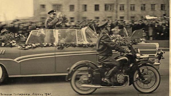 Встреча Юрия Гагарина в Москве 14 апреля 1961 года. В эскорте - мотоцикл К-750 