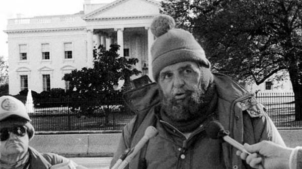 Доктор Чарльз Хайдер во время своей акции