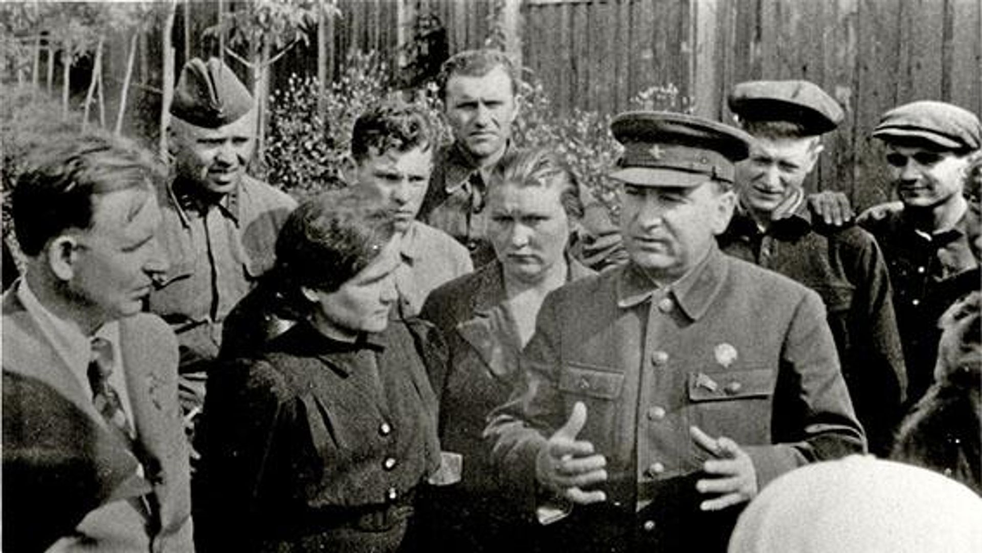 Начальник Центрального штаба партизанского движения, первый секретарь ЦК КПБ(б) Пантелеймон Пономаренко с командирами белорусских партизанских отрядов. Москва, июль 1942 года Начальник Центрального штаба партизанского движения, первый секретарь ЦК КПБ(б) Пантелеймон Пономаренко с командирами белорусских партизанских отрядов. Москва, июль 1942 года - РИА Новости, 1920, 28.09.2026