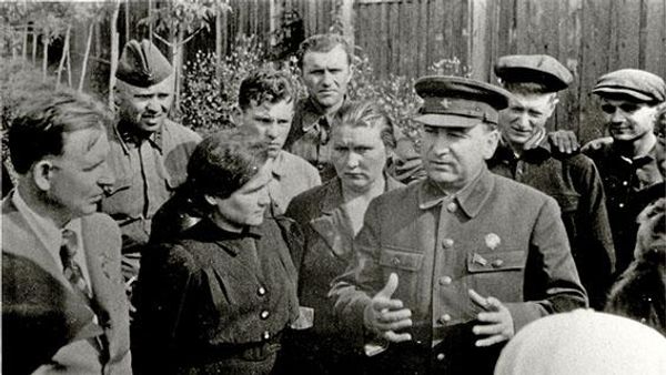 Начальник Центрального штаба партизанского движения, первый секретарь ЦК КПБ(б) Пантелеймон Пономаренко с командирами белорусских партизанских отрядов. Москва, июль 1942 года Начальник Центрального штаба партизанского движения, первый секретарь ЦК КПБ(б) Пантелеймон Пономаренко с командирами белорусских партизанских отрядов. Москва, июль 1942 года