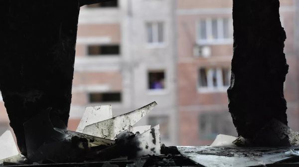 Вид на соседний дом через разбитое окно дома в Макеевке