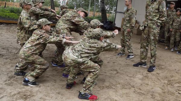 Дети в военизированном детском лагере на Украине