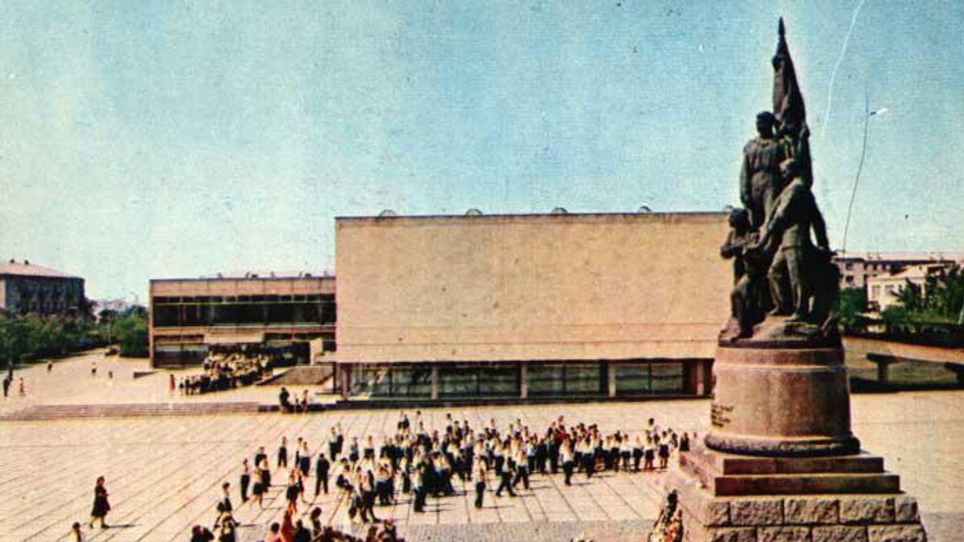 Краснодон. Площадь Молодой гвардии и памятник Клятва, 1975 год Краснодон. Площадь Молодой гвардии и памятник Клятва, 1975 год - РИА Новости, 1920, 02.10.2026