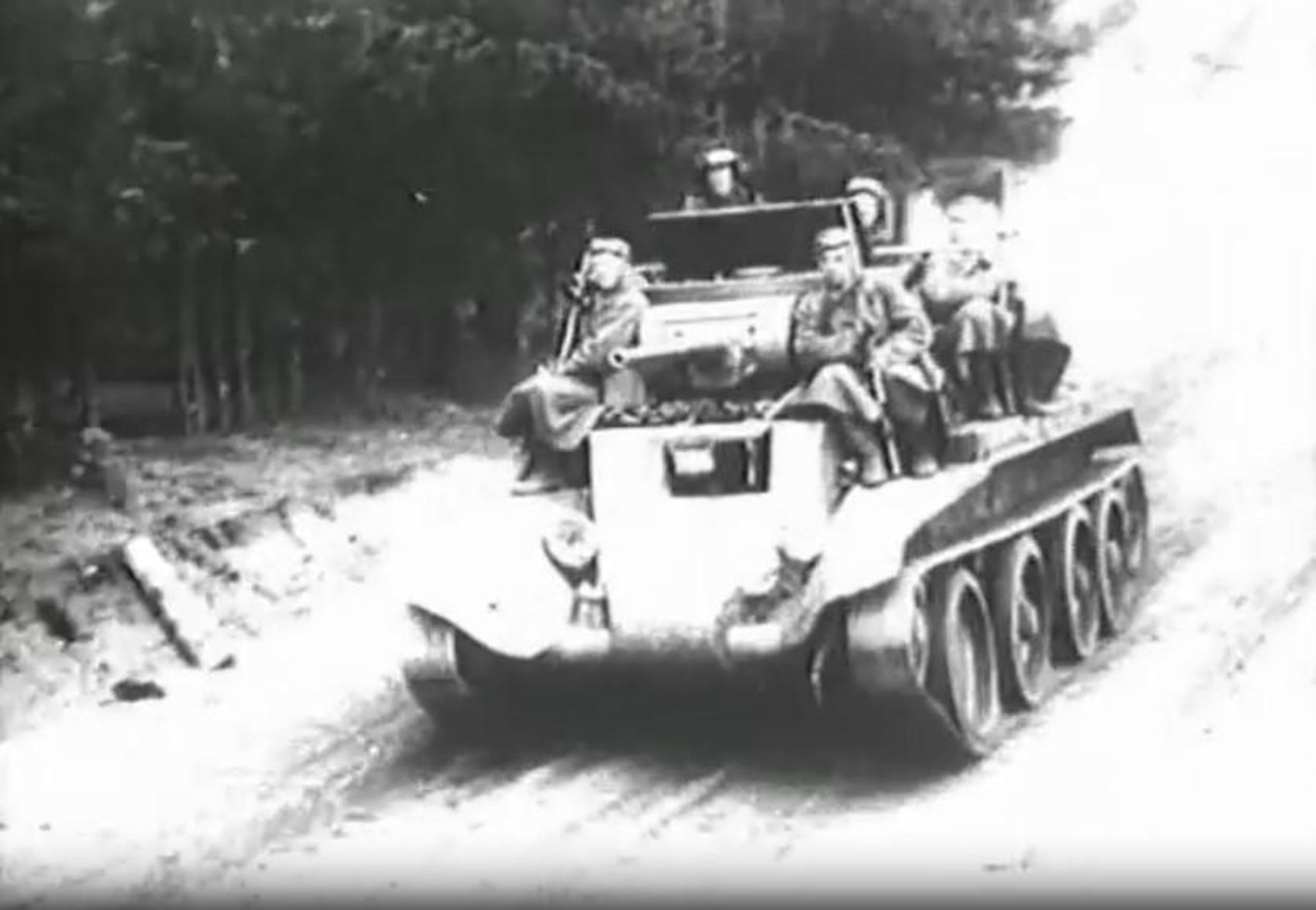 Танк БТ-5. Кадр из фильма Глубокий рейд, 1938 год Танк БТ-5. Кадр из фильма Глубокий рейд, 1938 год - РИА Новости, 1920, 01.10.2026