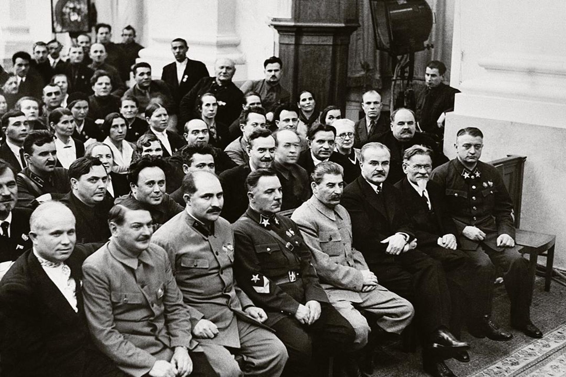 Заседание Чрезвычайного VIII Всесоюзного съезда Советов в декабре 1936 года. В первом ряду: Никита Хрущёв, Андрей Жданов, Лазарь Каганович, Клим Ворошилов, Иосиф Сталин, Вячеслав Молотов, Михаил Калинин, Михаил Тухачевский Заседание Чрезвычайного VIII Всесоюзного съезда Советов в декабре 1936 года. В первом ряду: Никита Хрущёв, Андрей Жданов, Лазарь Каганович, Клим Ворошилов, Иосиф Сталин, Вячеслав Молотов, Михаил Калинин, Михаил Тухачевский - РИА Новости, 1920, 02.10.2026