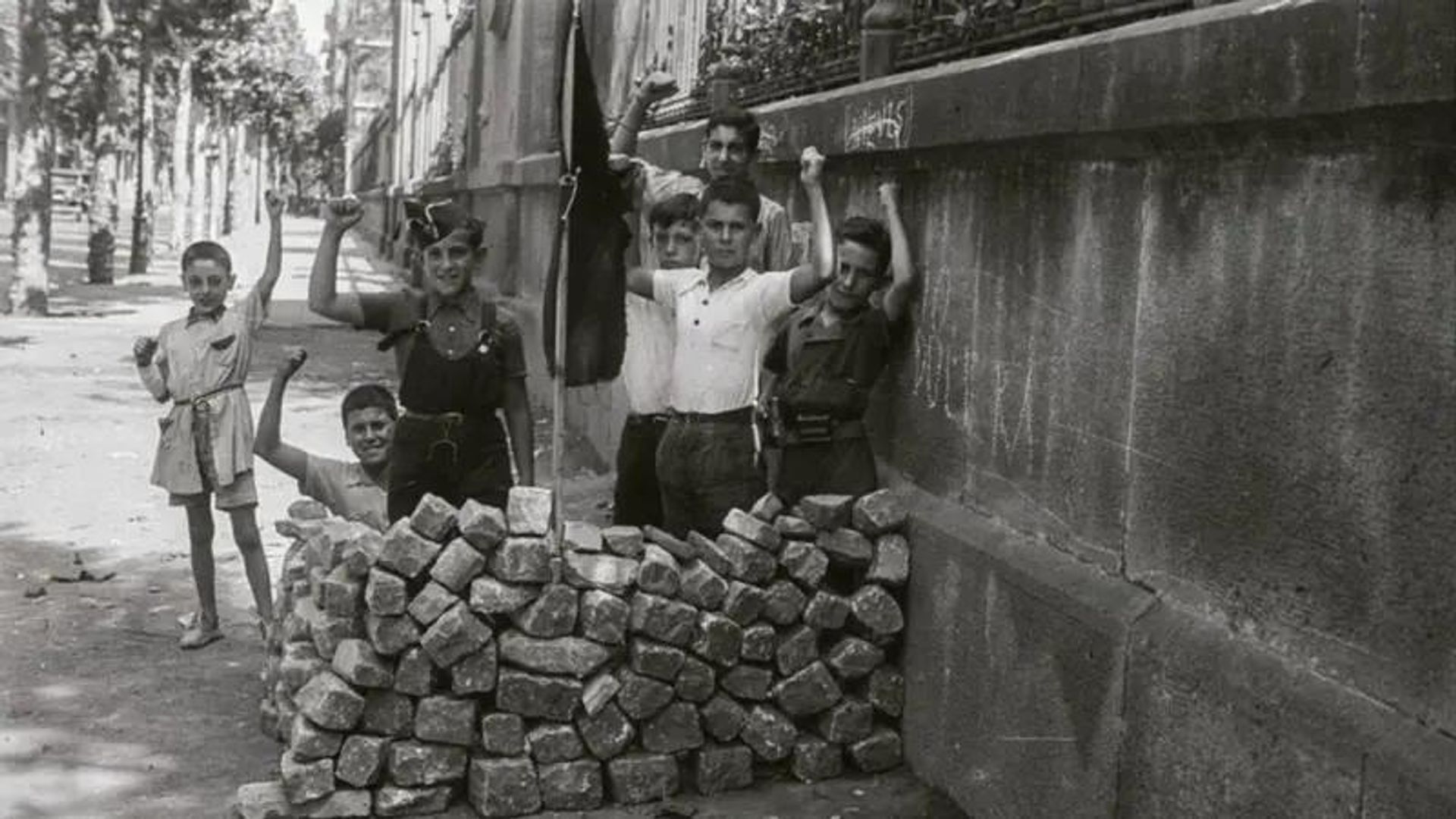Дети на баррикаде возле Университета Барселоны, август 1936 года Дети на баррикаде возле Университета Барселоны, август 1936 года - РИА Новости, 1920, 02.10.2026