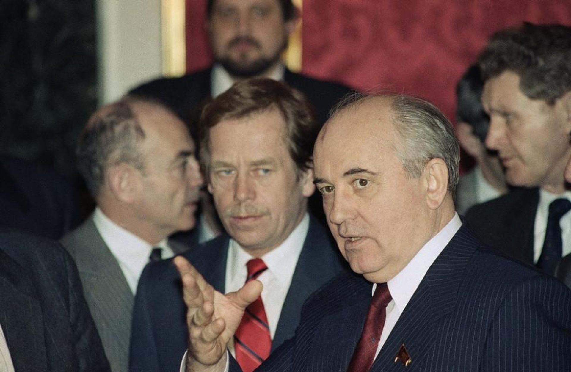 Вацлав Гавел и Михаил Горбачёв, 26 февраля 1990 года Вацлав Гавел и Михаил Горбачёв, 26 февраля 1990 года - РИА Новости, 1920, 05.10.2026