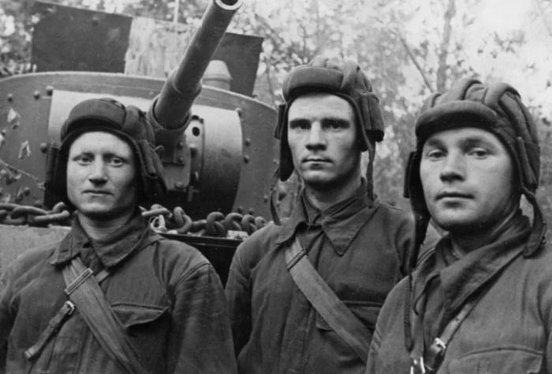 Дмитрий Лавриненко (справа) с экипажем на фоне танка БТ-7, осень 1941 года Дмитрий Лавриненко (справа) с экипажем на фоне танка БТ-7, осень 1941 года - РИА Новости, 1920, 06.10.2026