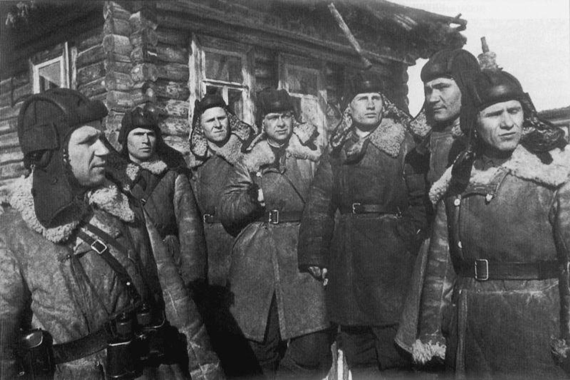Группа танкистов-орденоносцев 1-й гвардейской танковой бригады. Крайний слева - Александр Бурда. Январь 1942 года Группа танкистов-орденоносцев 1-й гвардейской танковой бригады. Крайний слева - Александр Бурда. Январь 1942 года - РИА Новости, 1920, 06.10.2026