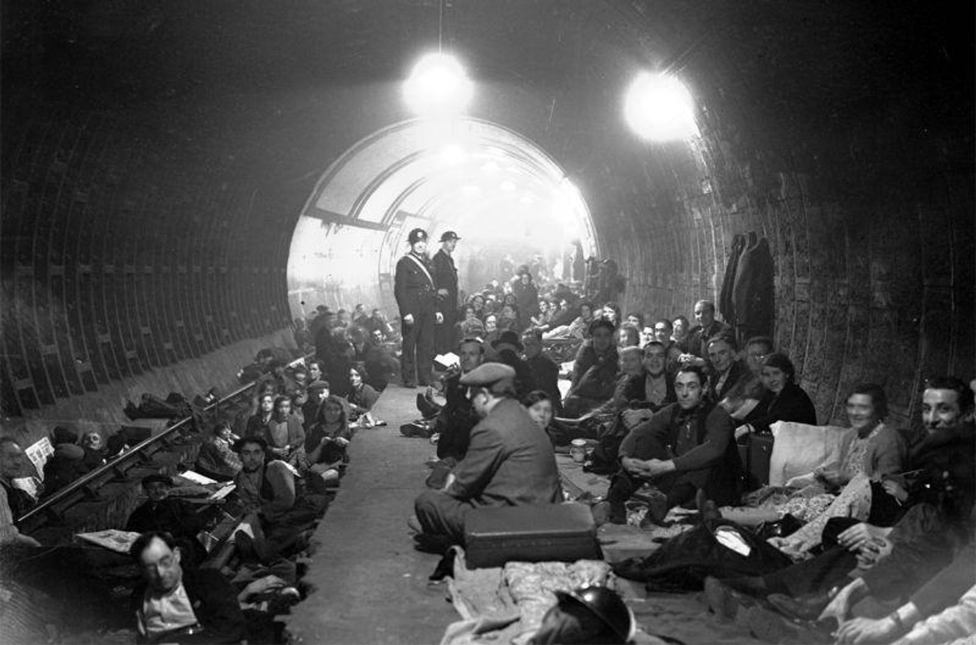 Лондонцы спасаются от немецких налетов на станции метро Aldwych, 8 октября 1940 года - РИА Новости, 1920, 11.10.2026
