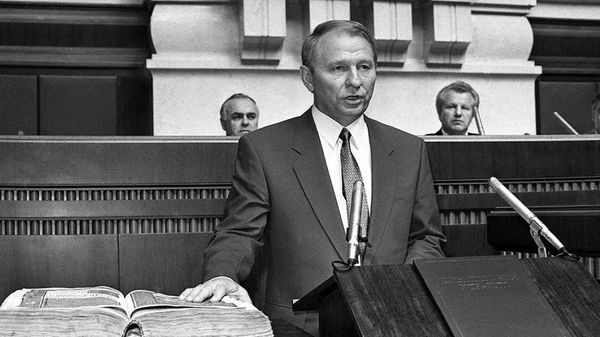 Леонид Кучма принимает присягу президента, 19 июля 1994 года (на заднем плане первый зампред Верховной Рады Александр Ткаченко и председатель Рады Александр Мороз) Леонид Кучма принимает присягу президента, 19 июля 1994 года (на заднем плане первый зампред Верховной Рады Александр Ткаченко и председатель Рады Александр Мороз)