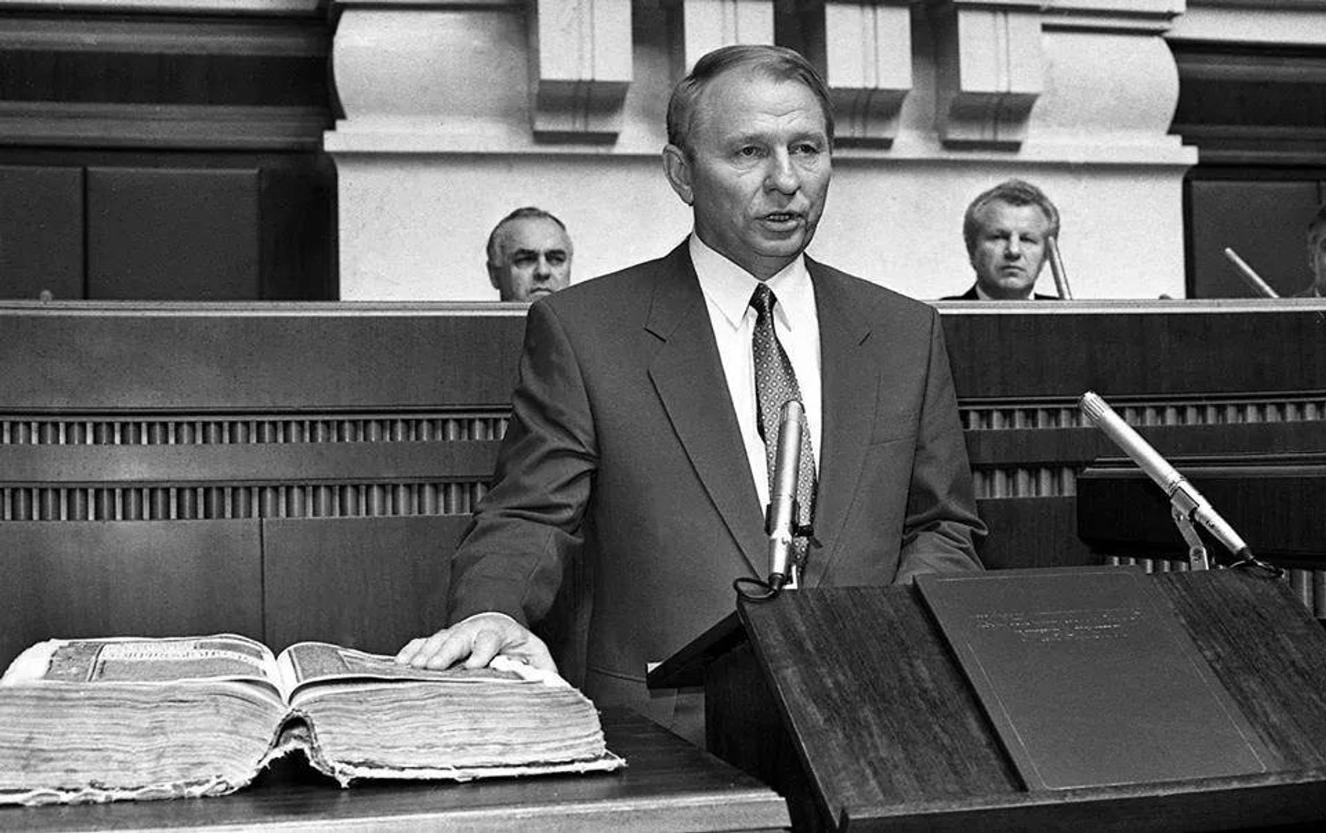 Леонид Кучма принимает присягу президента, 19 июля 1994 года (на заднем плане первый зампред Верховной Рады Александр Ткаченко и председатель Рады Александр Мороз) Леонид Кучма принимает присягу президента, 19 июля 1994 года (на заднем плане первый зампред Верховной Рады Александр Ткаченко и председатель Рады Александр Мороз) - РИА Новости, 1920, 24.08.2026