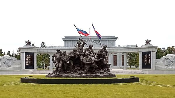 Памятник участникам Зарубежной военной операции в Пхеньяне 