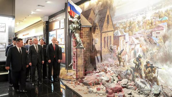 Ким Чен Ын, Вячеслав Володин и Андрей Белоусов во время посещения зала посвящённого освобождению Суджи в музее ЗВО в Пхеньяне, 27 апреля 2026 года