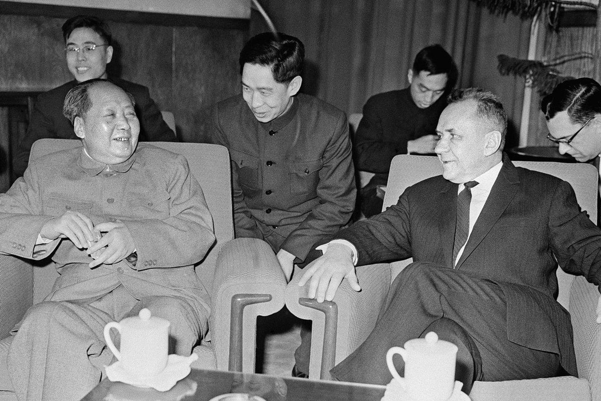 Мао Цзедун и Алексей Косыгин. Пекин, 1965 год Мао Цзедун и Алексей Косыгин. Пекин, 1965 год - РИА Новости, 1920, 14.10.2026