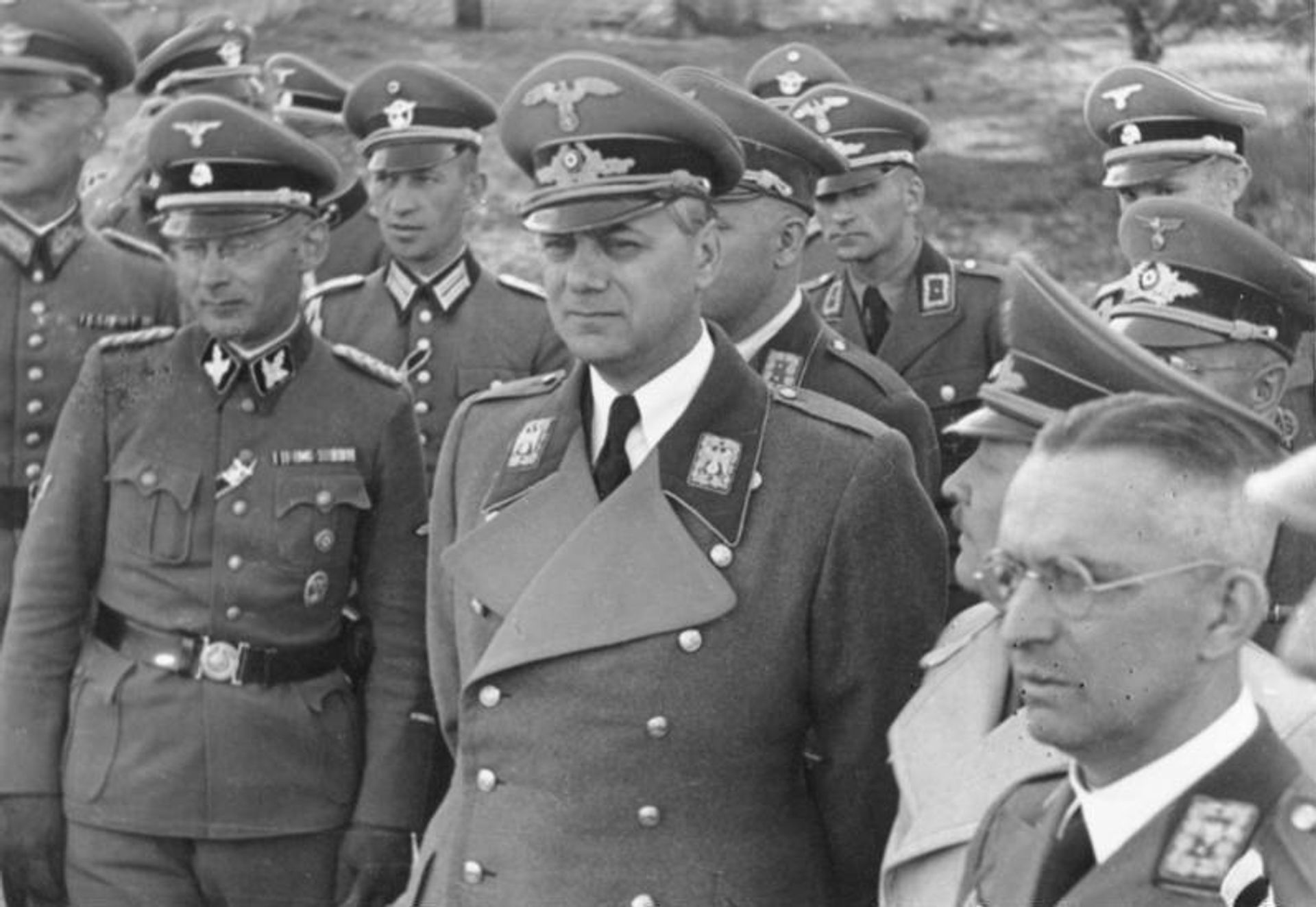 Рейхсминистр оккупированных восточных территорий Альфред Розенберг во время визита в Киев, июнь 1942 года (справа в светлом плаще - рейхскомиссар Украины Эрих Кох) Рейхсминистр оккупированных восточных территорий Альфред Розенберг во время визита в Киев, июнь 1942 года (справа в светлом плаще - рейхскомиссар Украины Эрих Кох) - РИА Новости, 1920, 15.10.2026