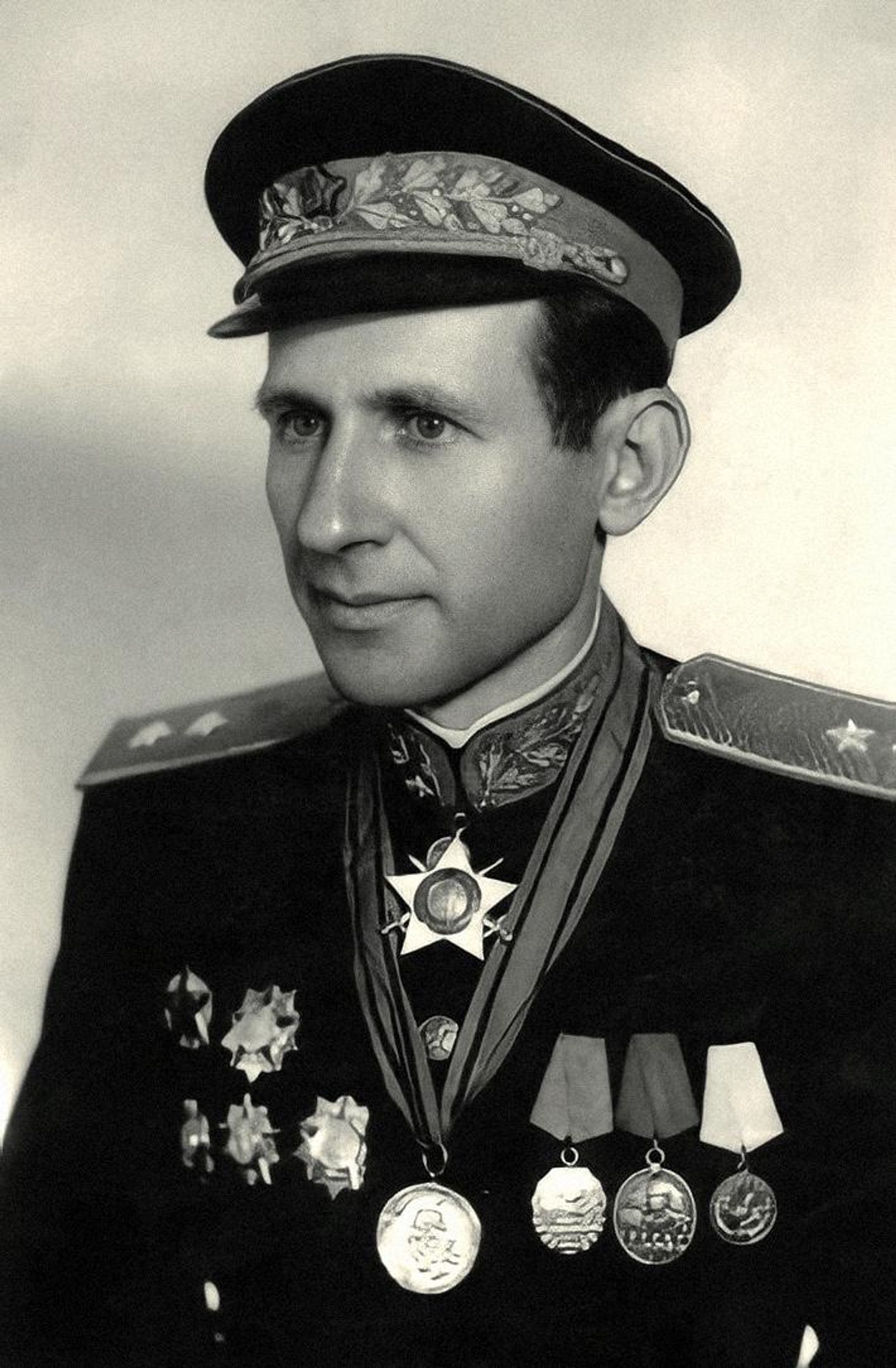 Начальник Генштаба албанской армии (в дальнейшем - глава МВД и премьер-министр Албании) Мехмет Шеху, 1946 год - РИА Новости, 1920, 16.10.2026