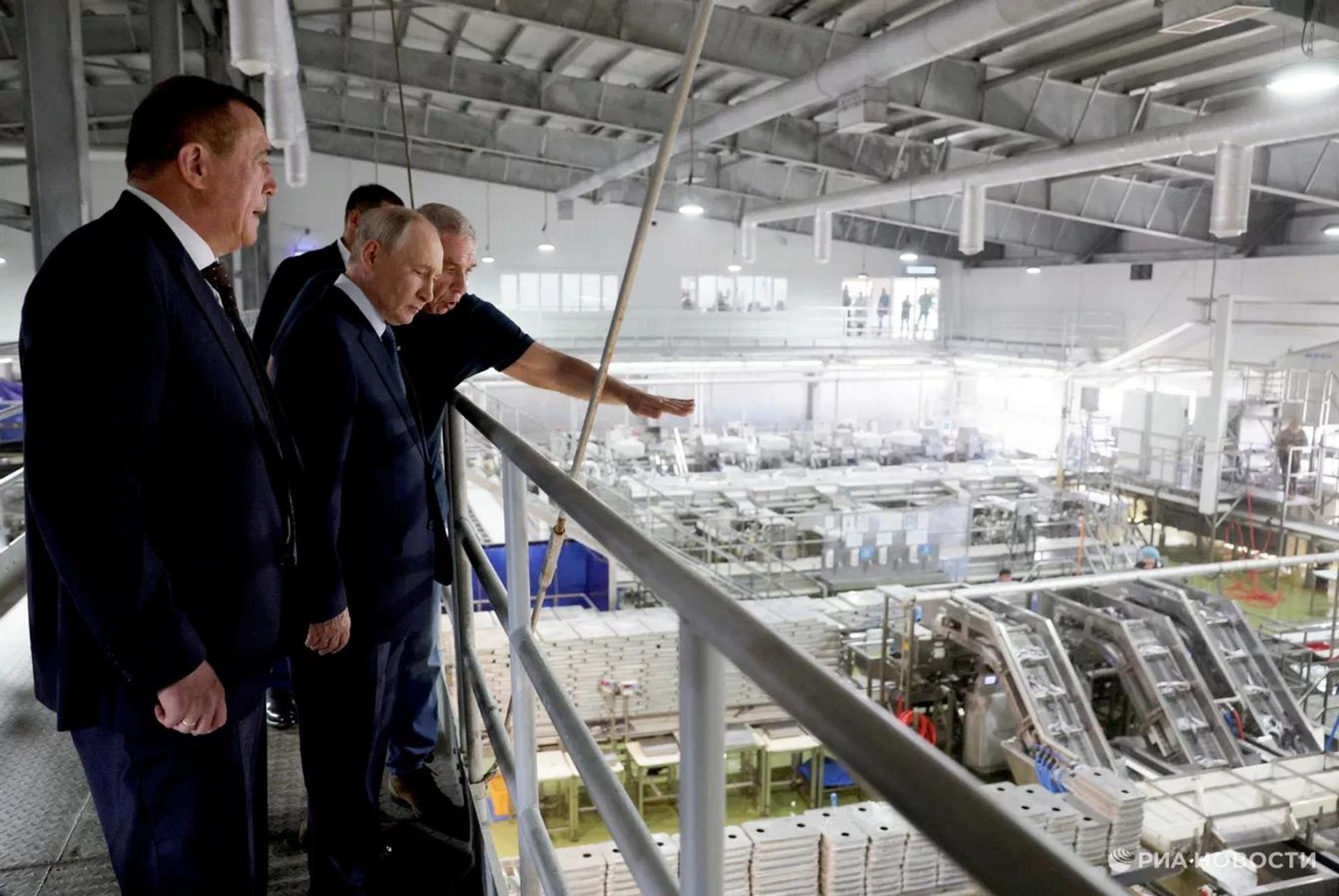 Президент России Владимир Путин посещает рыбоперерабатывающий комплекс Ясный на острове Итуруп, 13 августа 2026 года - РИА Новости, 1920, 17.10.2026