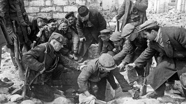 Одесские партизаны выходят из катакомб, 10 апреля 1944 года
