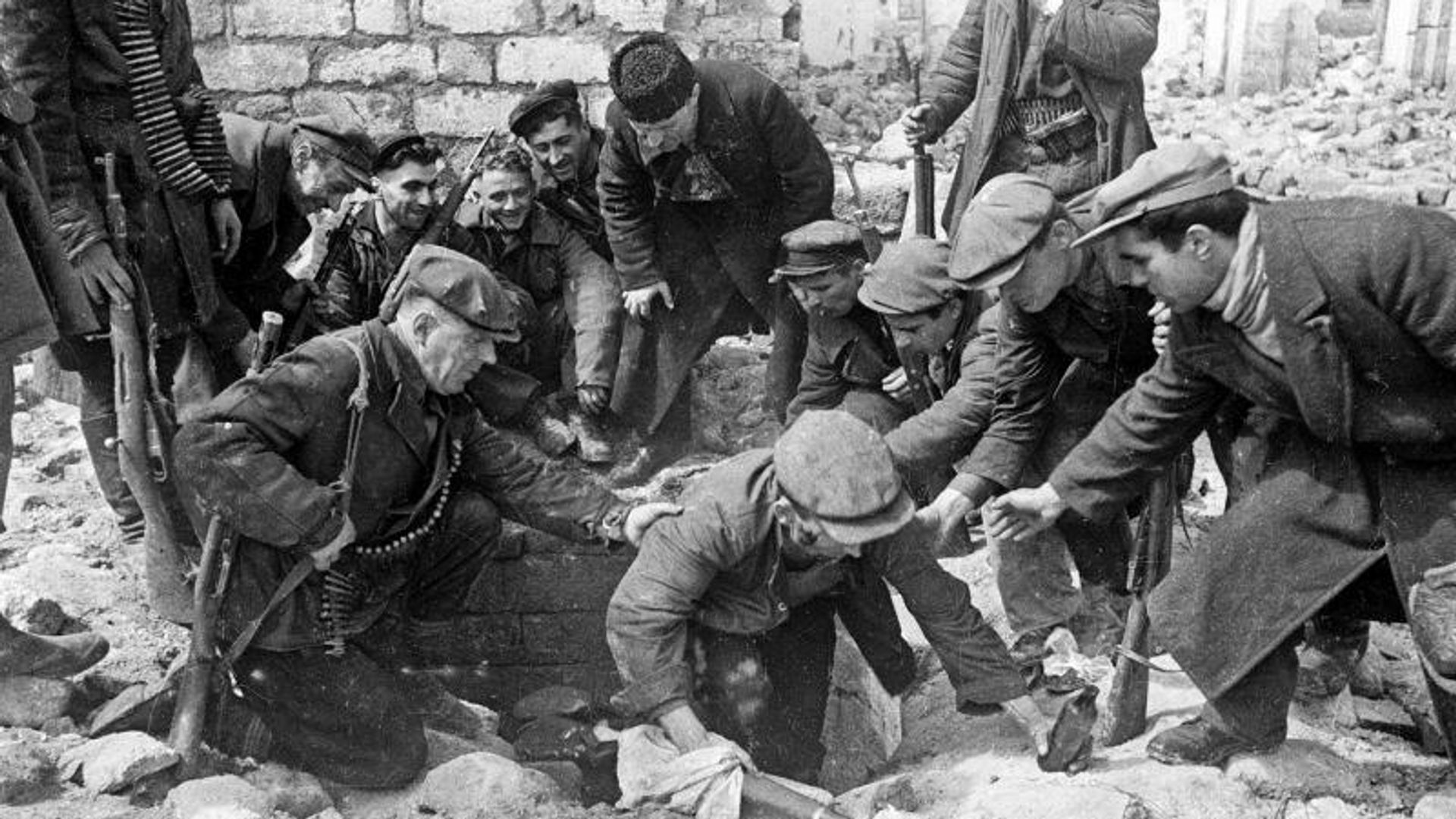 Одесские партизаны выходят из катакомб, 10 апреля 1944 года - РИА Новости, 1920, 18.10.2026