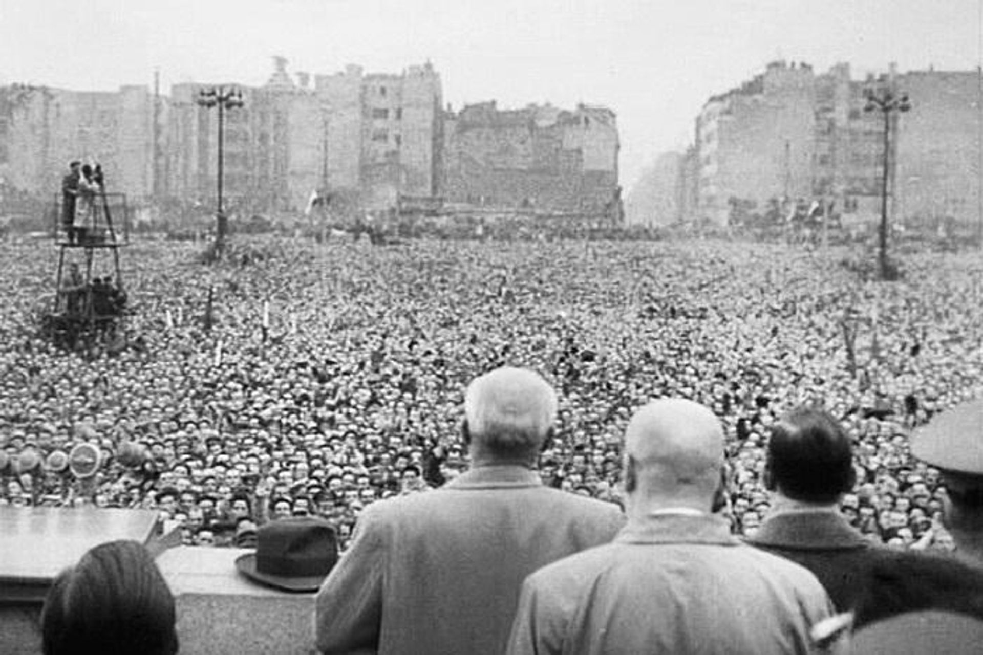 Митинг в Варшаве с участием Владислава Гомулки (в центре) 24 октября 1956 года - РИА Новости, 1920, 19.10.2026