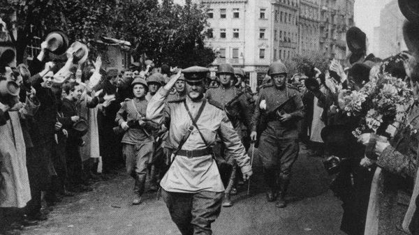 Жители Белграда приветствуют советских солдат, 30 октября 1944 года Жители Белграда приветствуют советских солдат, 30 октября 1944 года